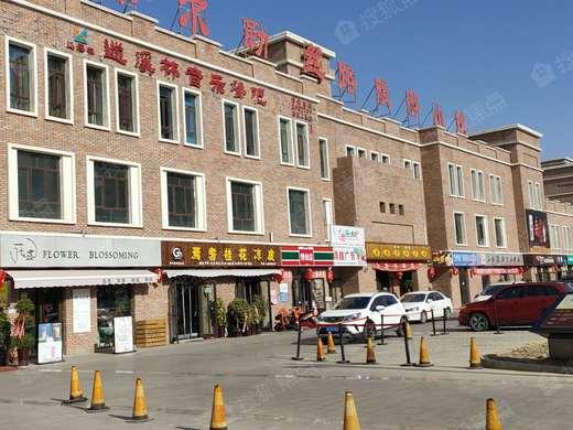 库尔勒丝路小镇吃瓜,瓜果飘香，丝路风情美食之旅